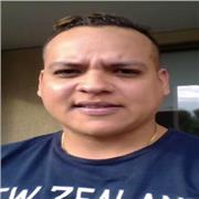 Ingeniero Mecánico, imparte clases a niños de todas las edades en secundaria